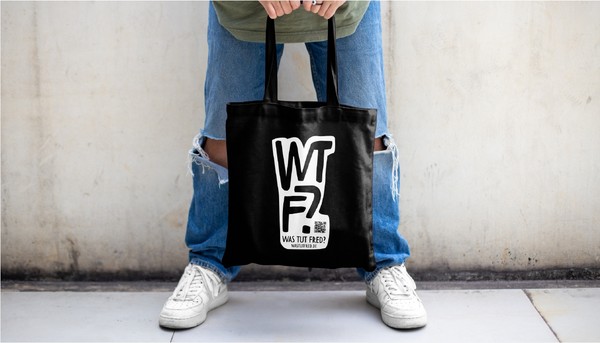 Baumwolltasche mit Was-tut-FreD-Schriftzug, QR-Code und Webadresse