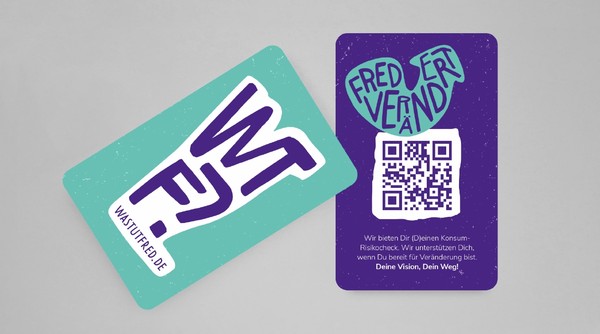 Plastikkarte mit Was-tut-FreD-Schriftzug und QR-Code